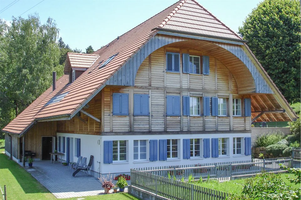 Construit de manière massive en 2001, une magnifique ferme et un grenier préservé.