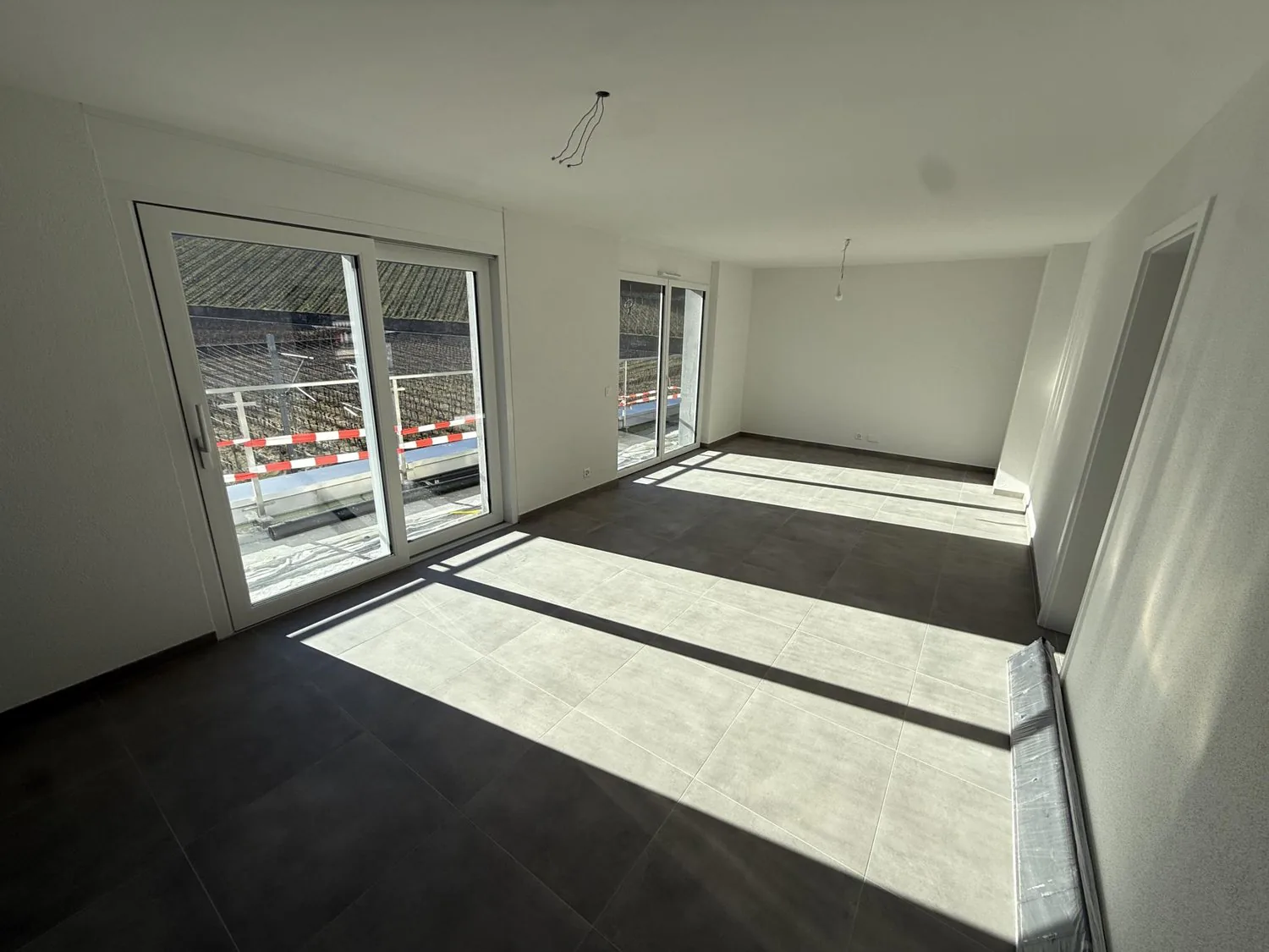 Salquenen: 2.5 Zimmer Neubau mit Balkon in der Nähe des Bahnhofs