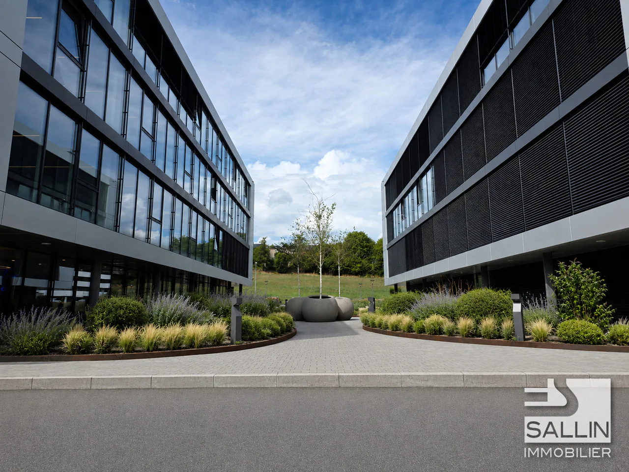 Administrative surfaces from 60 to 360 m² located on the ground and 1st floor