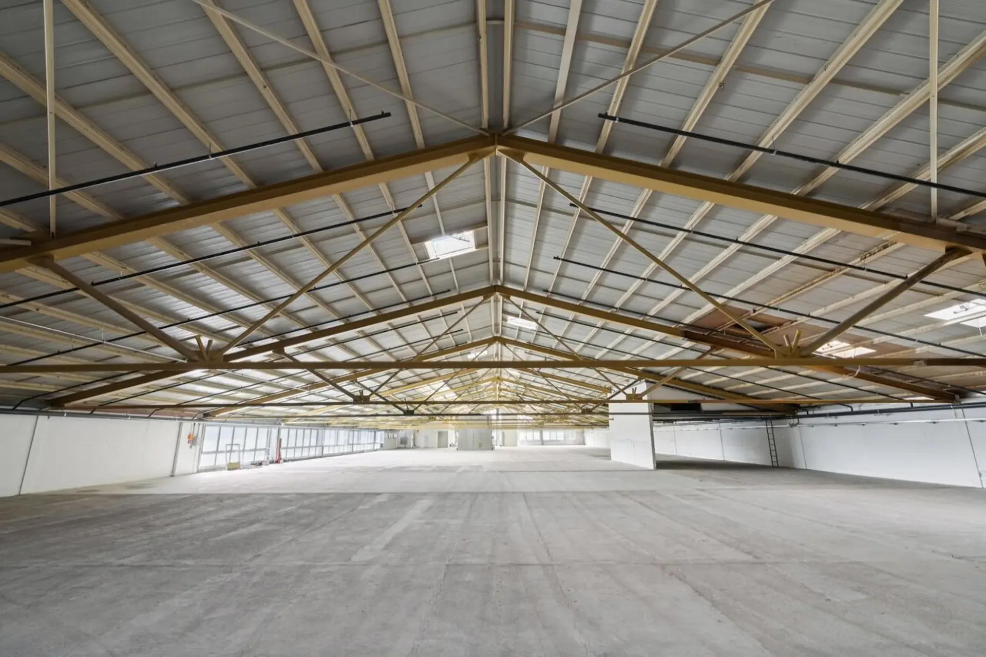 Lagerhallen von 2200 m² zur Miete - Onnens