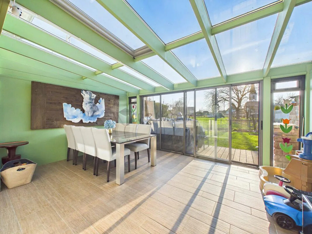 Idillio familiare rinnovato con giardino e paradiso dei giochi al piano superiore
