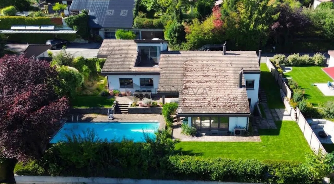 Demeure résidentielle exclusive avec piscine extérieure, grand terrain et vue panoramique à Meikirch