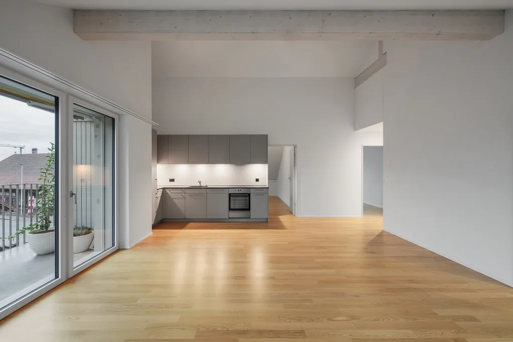 Schöne Dachwohnung mit zwei Balkonen