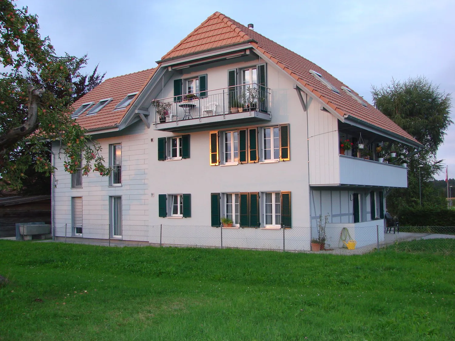 Charmant appartement de 4,5 pièces en mansarde à Detligen – situation calme avec vue