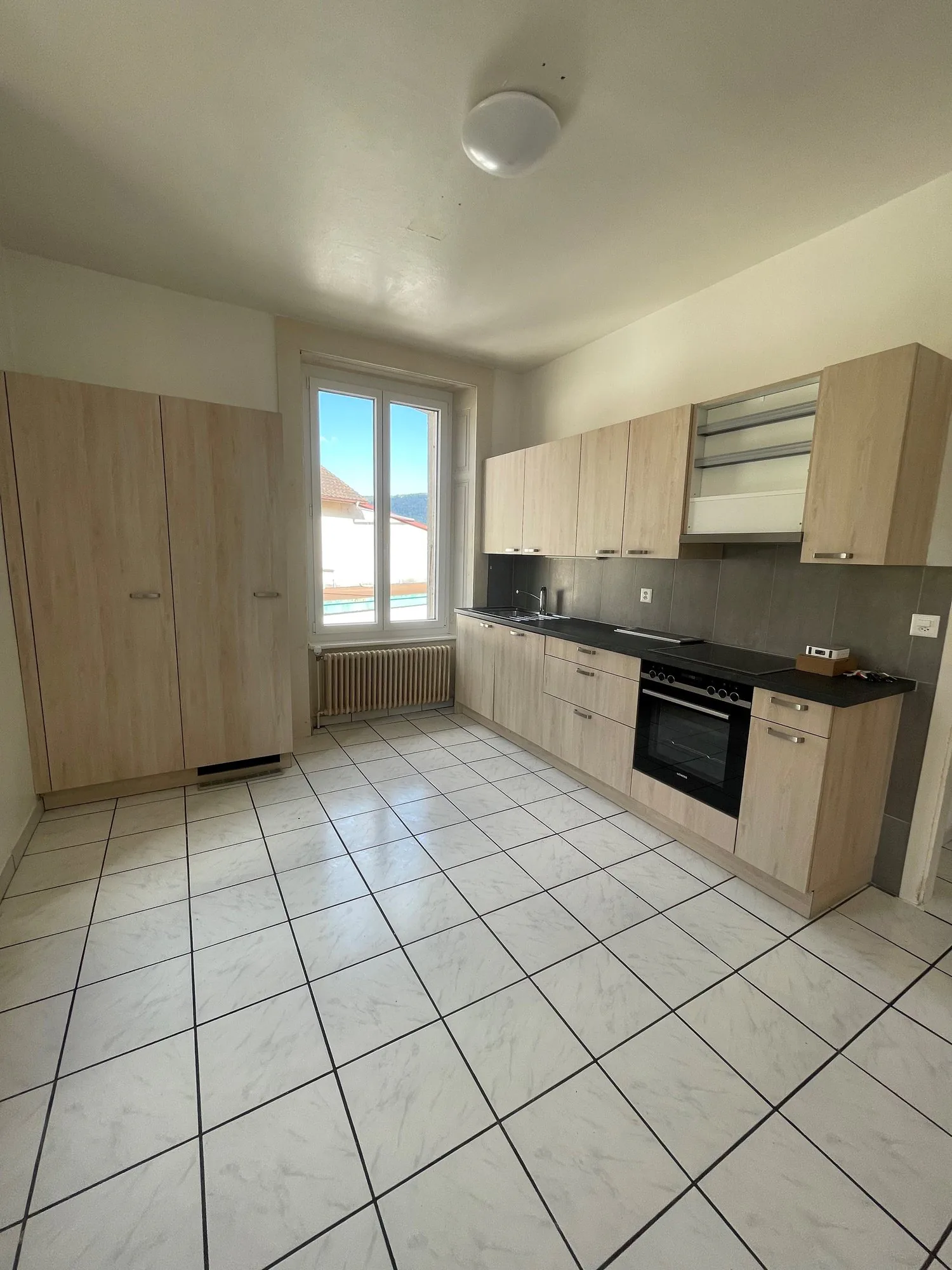 Wohnung mit 4,5 Zimmern im 1. Stock