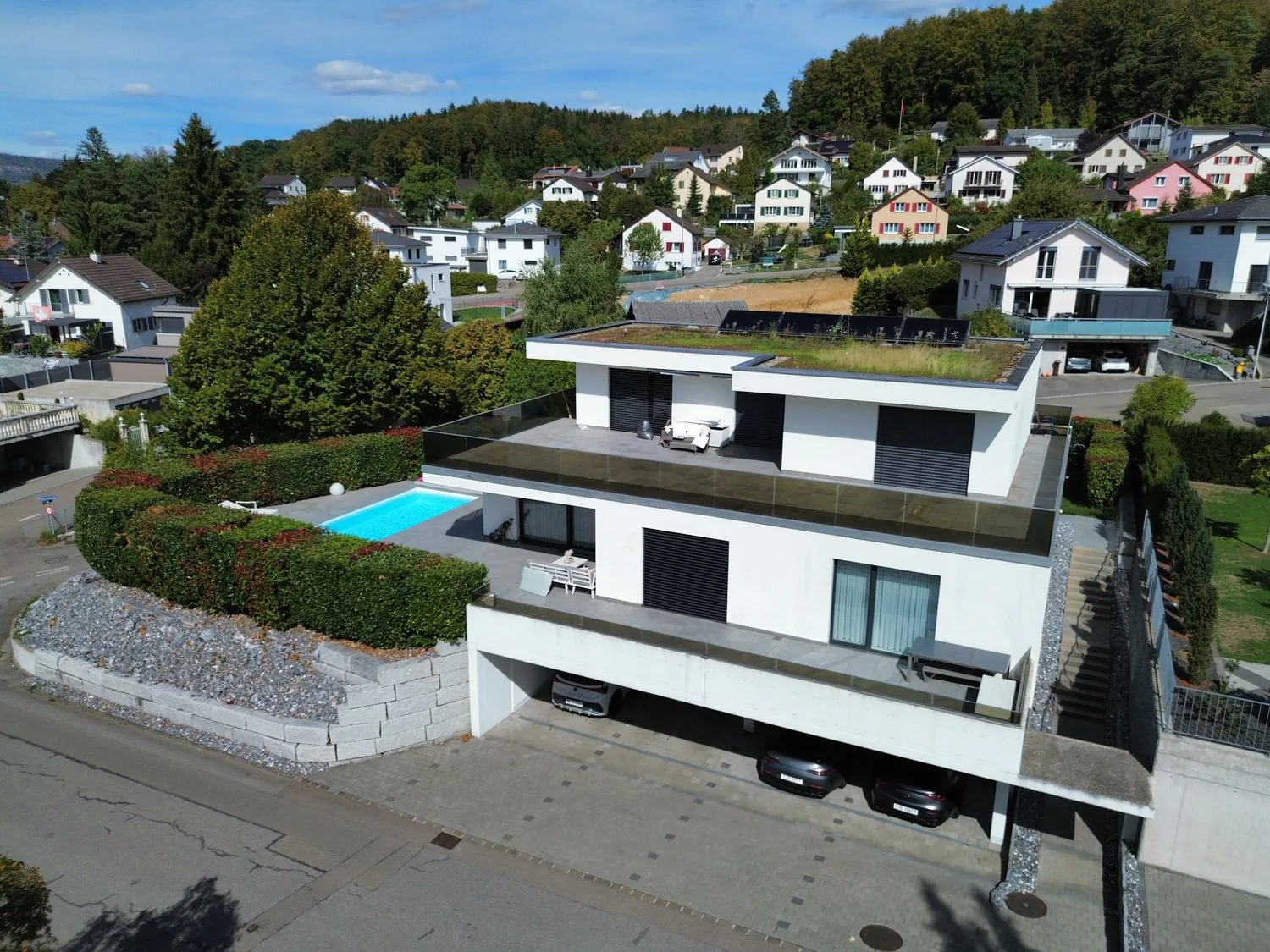 7.5-Zimmer-Villa mit Pool und grosszügigem Raumangebot