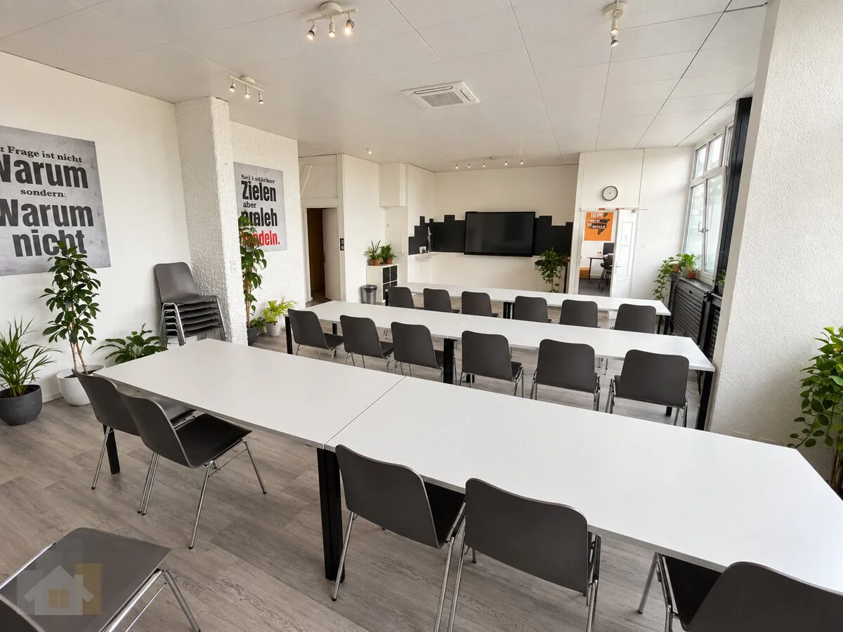 Spazio ufficio con sala di coaching e ingresso separato per i clienti, situato centralmente in A