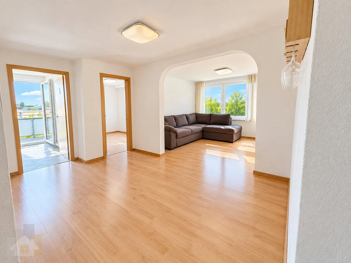 Affordable 4-room apartment on 90 m2 with balcony and outdoor parking in