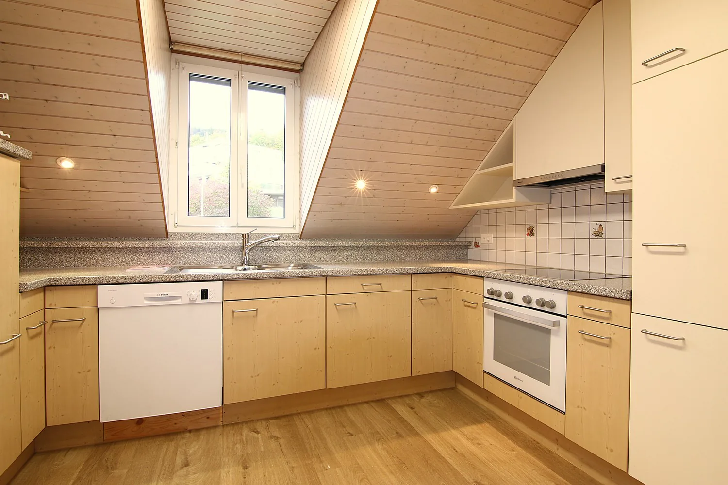 Appartement mansardé de 4 pièces bien entretenu