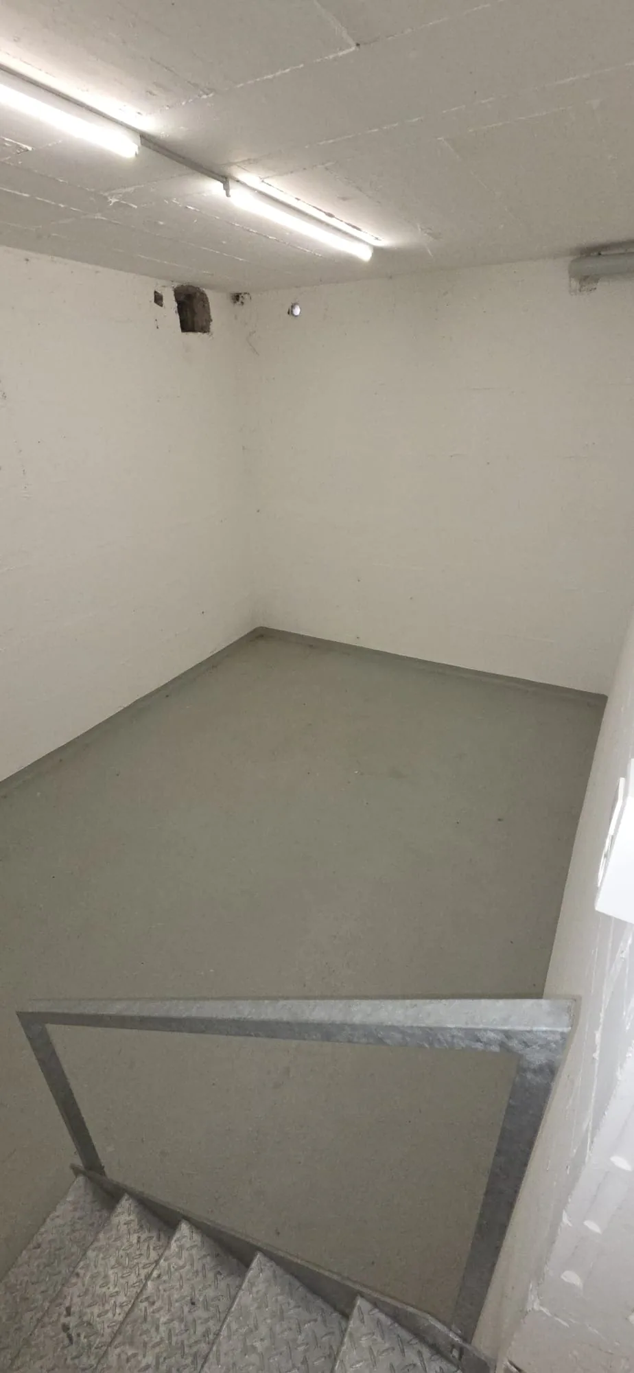 Versatile hobby/storage room for rent - approx. 37 m2