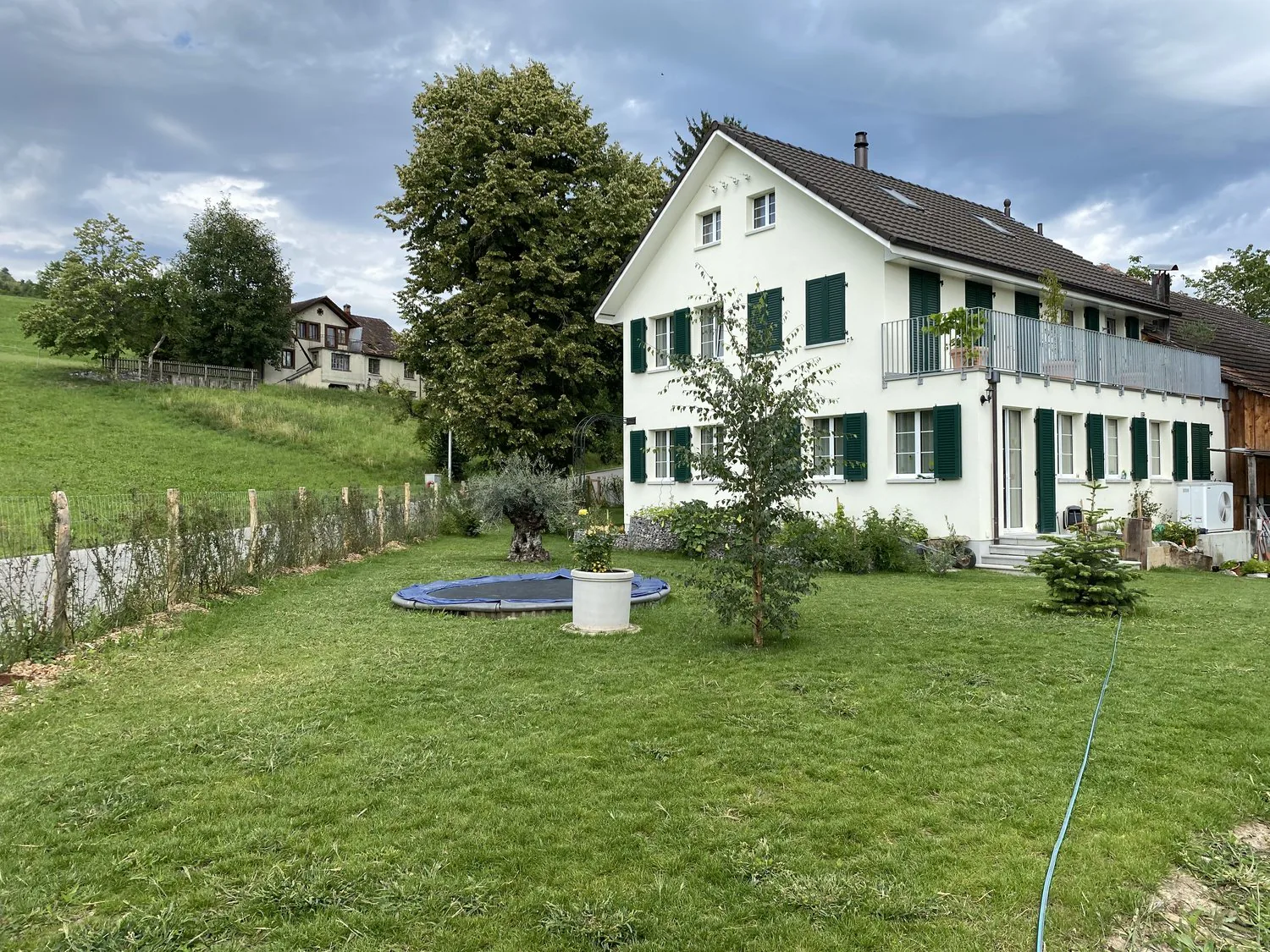 Grosszügiges Bauernhaus mit Bachlauf und wunderschönem altem Baumbestand