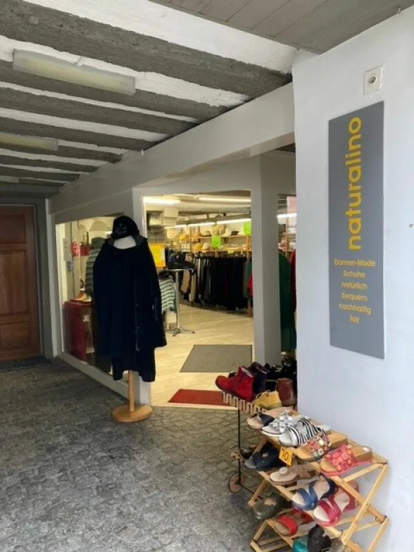 Espace commercial imposant au cœur de la vieille ville
