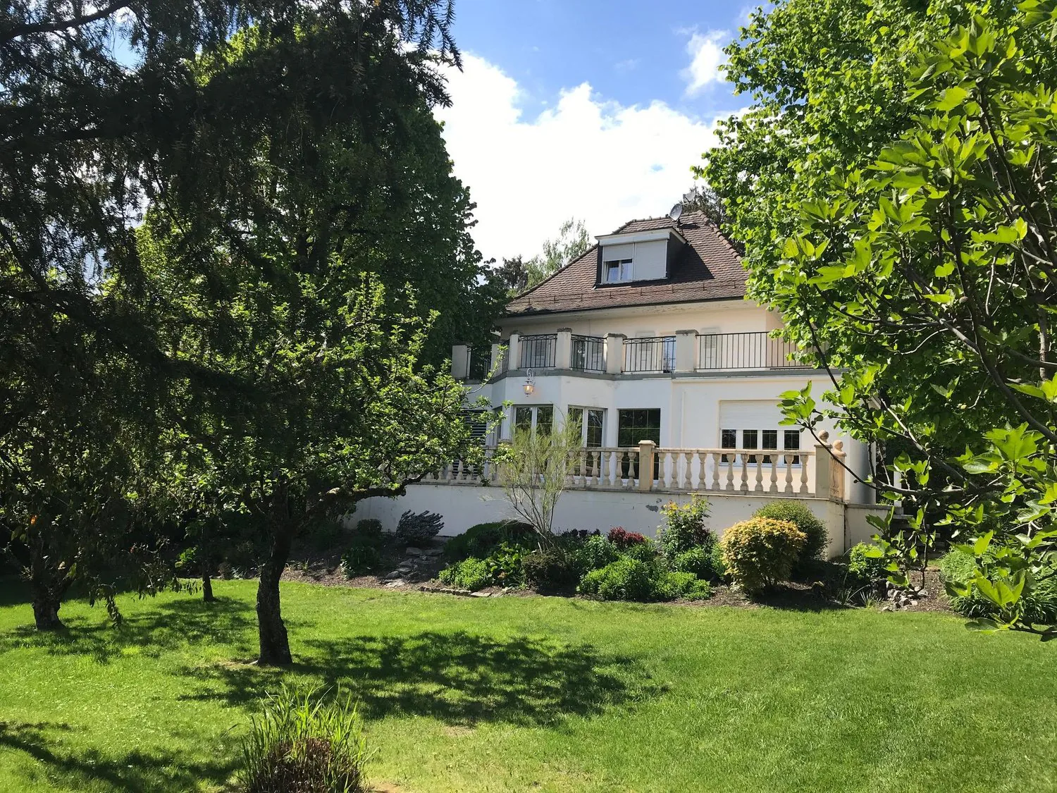 BEAUTIFUL 9-ROOM PROPERTY IN PETIT SACONNEX WITH LARGE GARDEN AND QUIET
