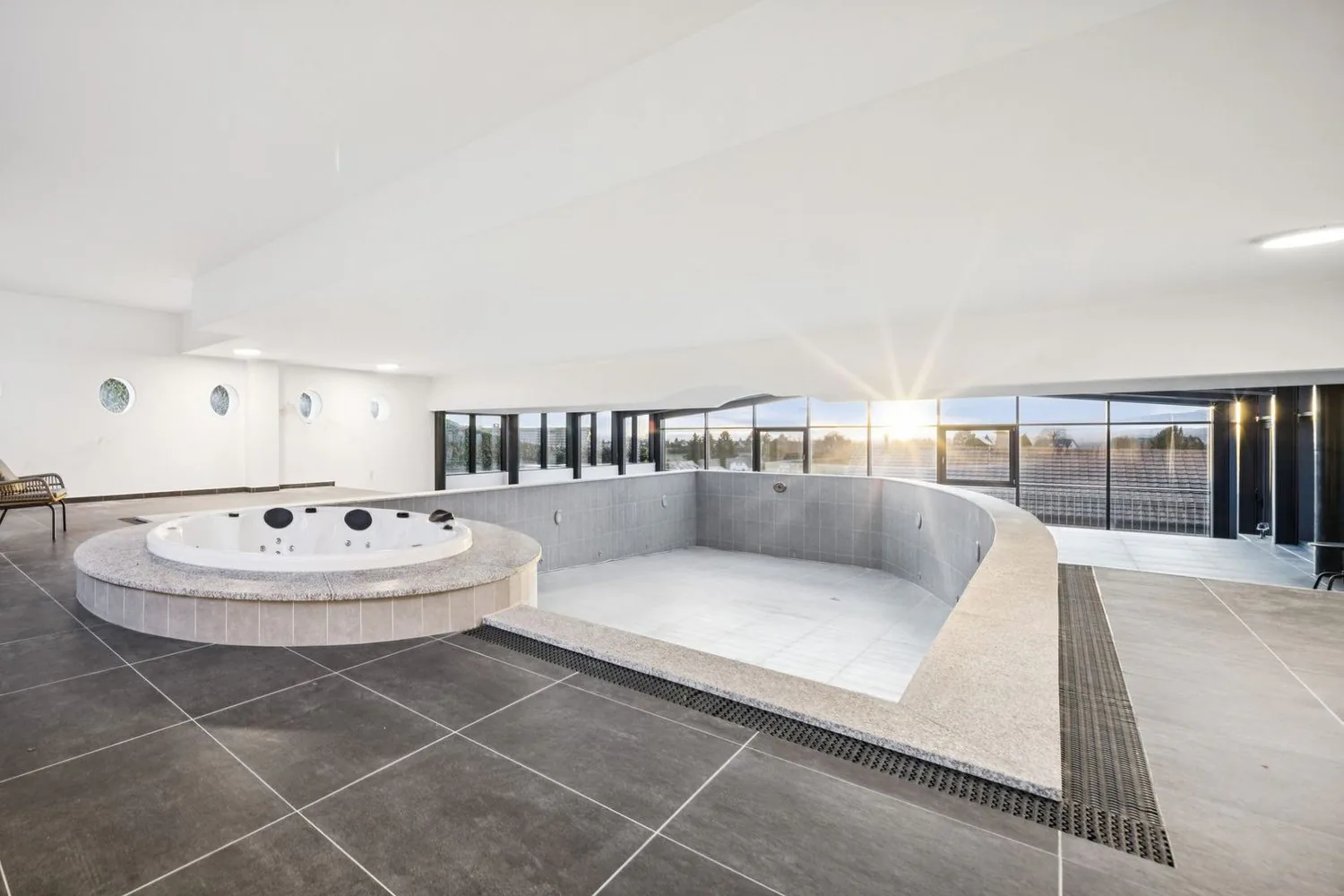 Villa der Superlative mit 8,5 Zimmern, Seeblick und Alpenblick, 9 Plätze in der Tiefgarage