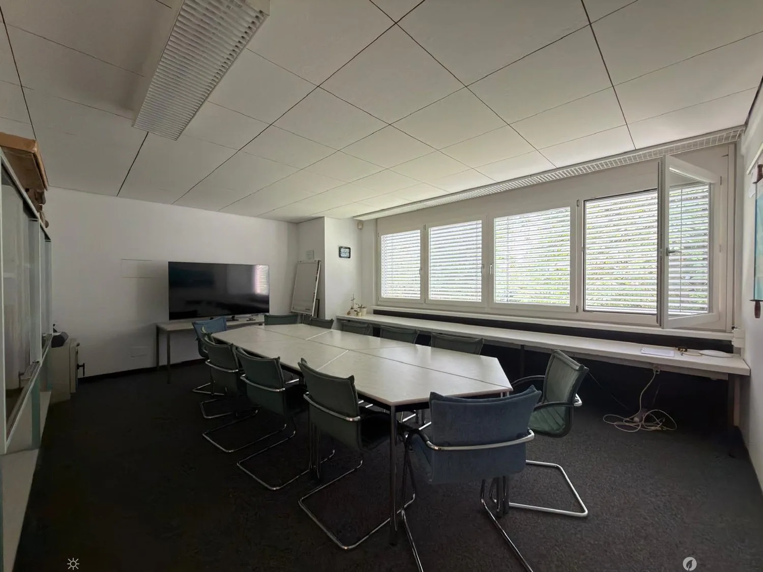 Zu vermieten: Gewerbefläche im 1. Stock mit Archivflächen im Untergeschoss und 2 Außenparkplätzen