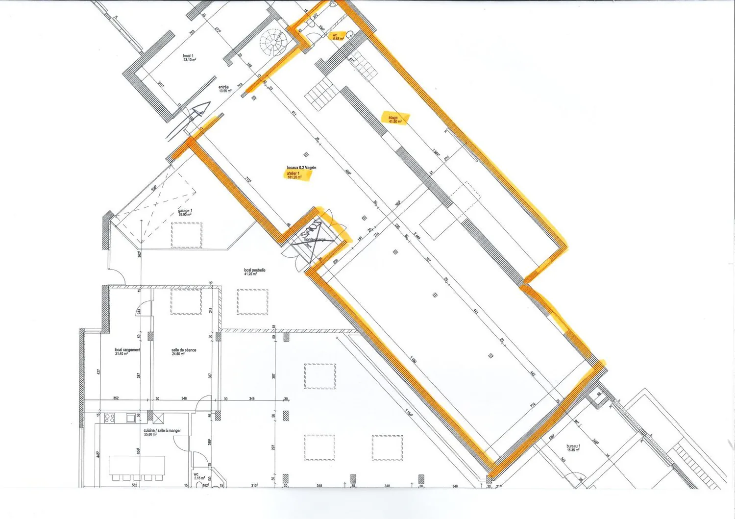 For rent: Large commercial space on the ground floor