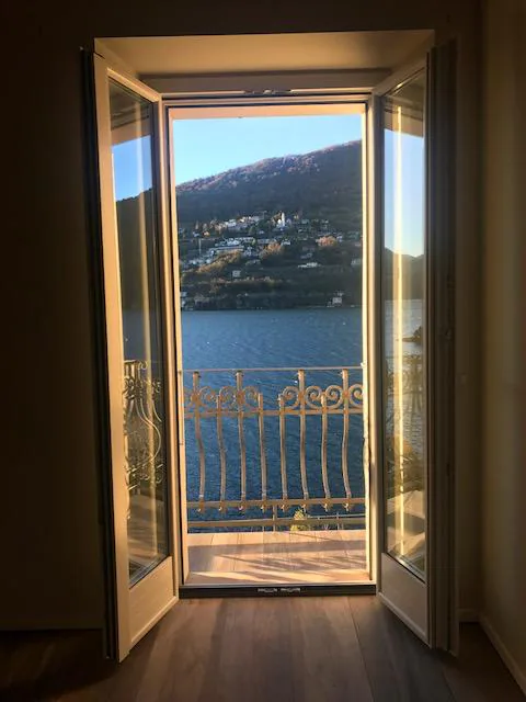 Dachwohnung mit atemberaubendem Seeblick in einem Haus mit nur 3 Wohnungen