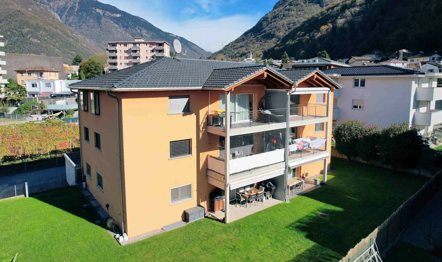 Apartment with beautiful garden in small, elegant building