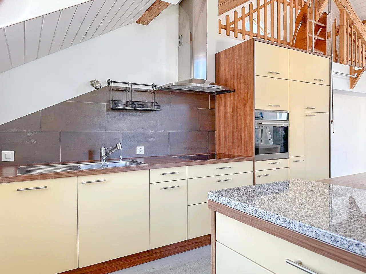 Appartement de 2.5 pièces d'env. 130 m2 au dernier étage