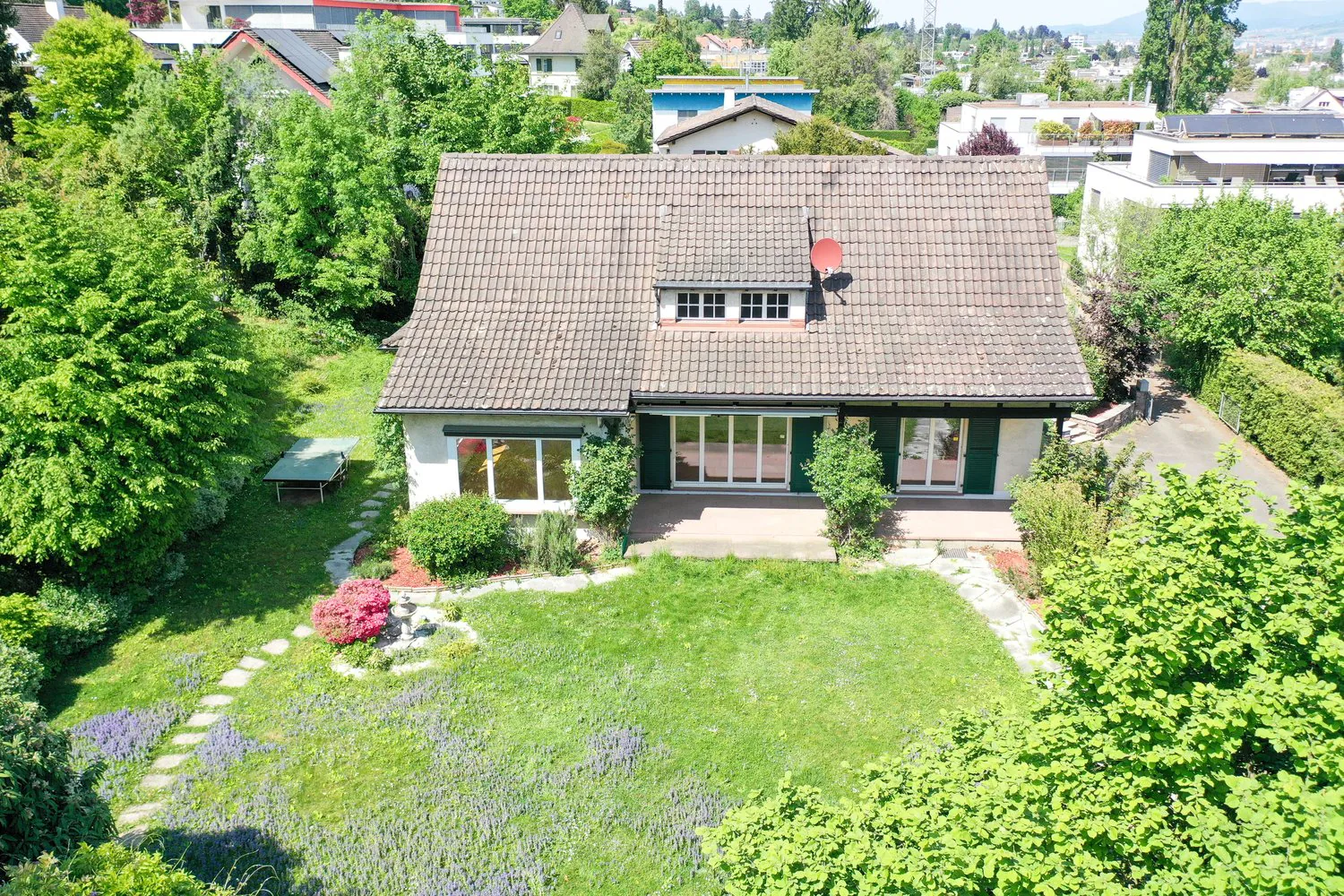 Spacious Home for a Limited Time - 7.5-Room House with Large Garden in Bottmingen