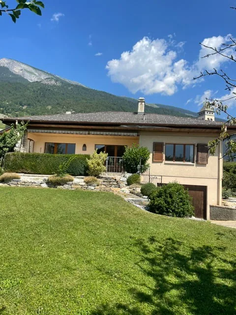 Beautiful individual villa with land and richly wooded garden