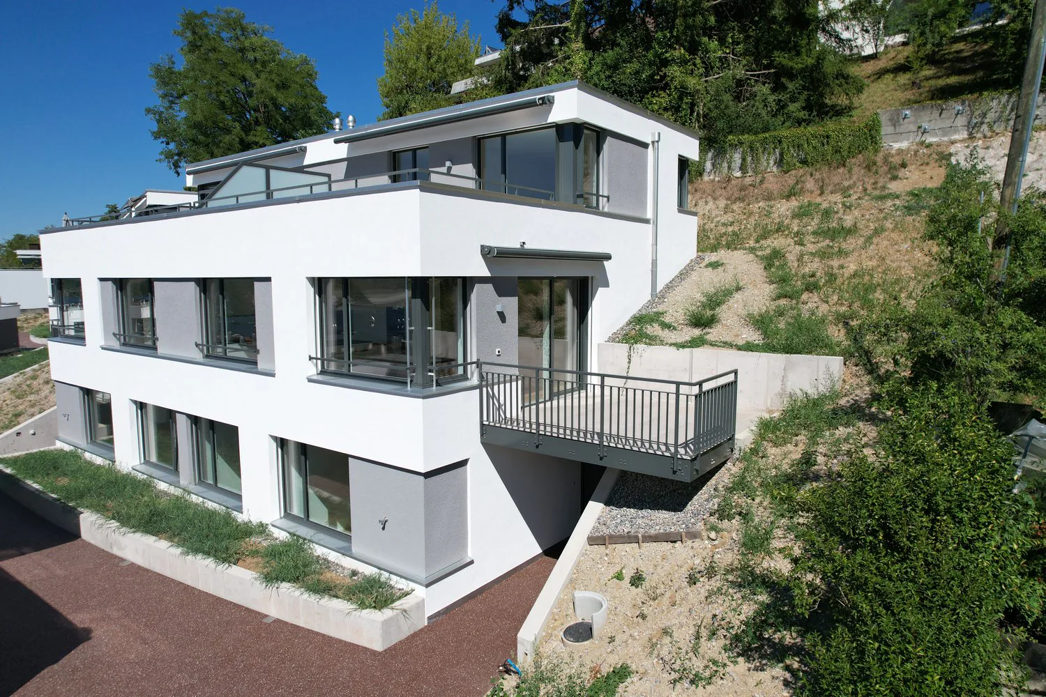 4.5-Zimmer-Doppeleinfamilienhaus an privilegierter Hanglage