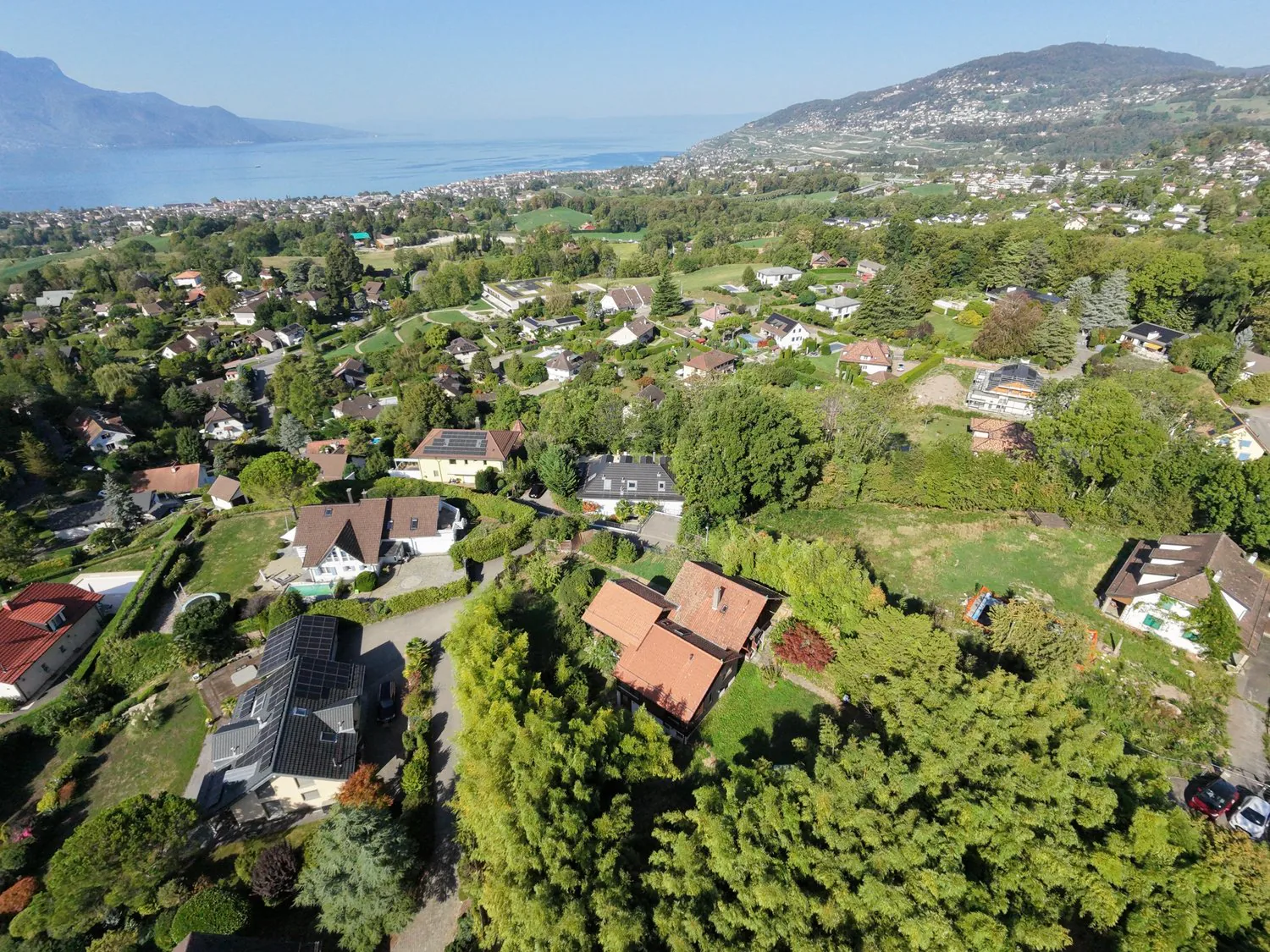 Schönes bewaldetes Grundstück mit freiem Blick auf den See in Blonay