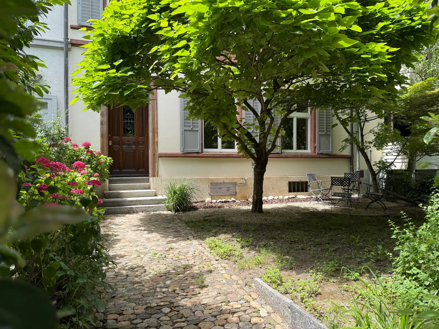 Une maison de ville entièrement rénovée de 10 pièces dans le quartier de Spalen, près de la porte de Spalen et de l'Université de Bâle