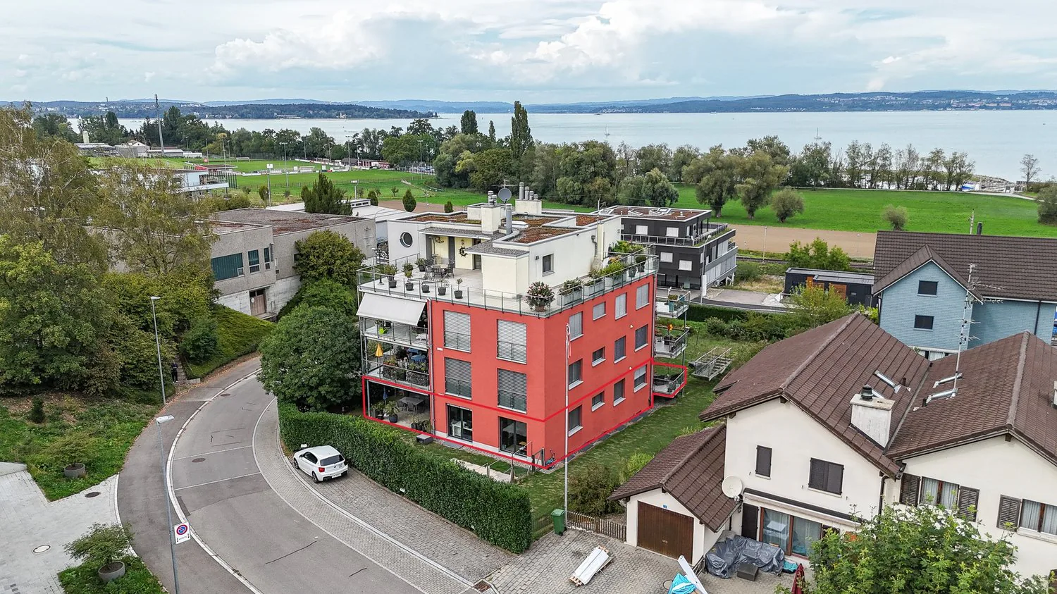 South-facing apartment with garden & lake view