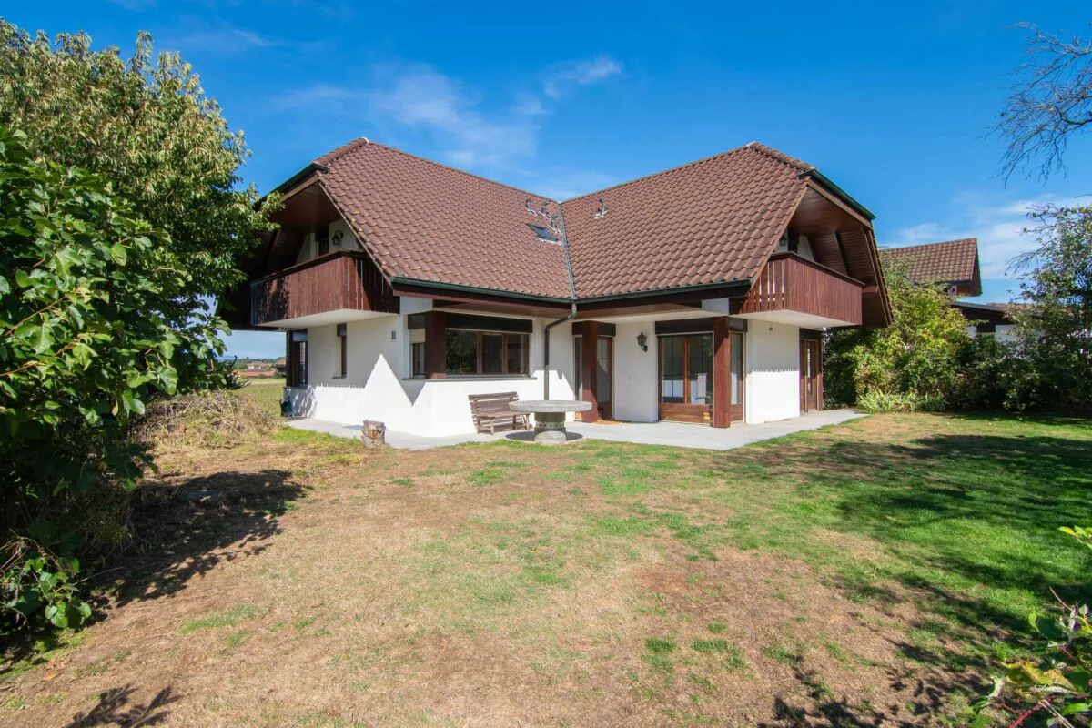 Freistehendes Zweifamilienhaus mit vielseitigem Raumangebot und Atelier