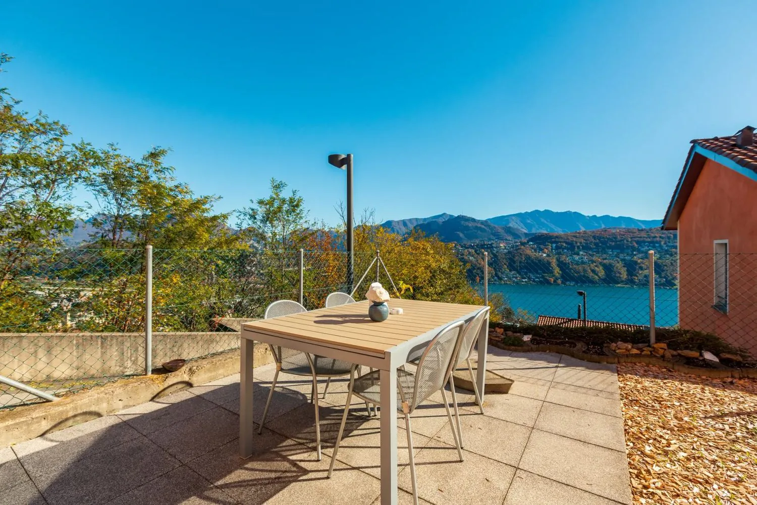 Vernate – 3.5-room apartment with private garden and lake view