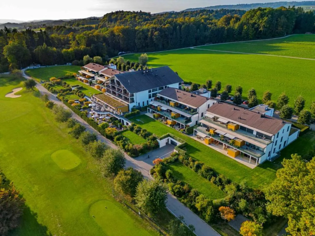 Wohnen am Golfplatz - Wellnessbereich, Fitness und traumhafter Terrasse mit Alpenpanorama.