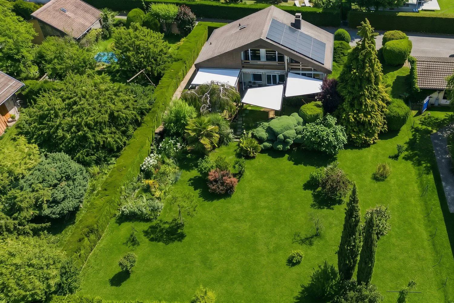 Detached house with large garden in a residential area