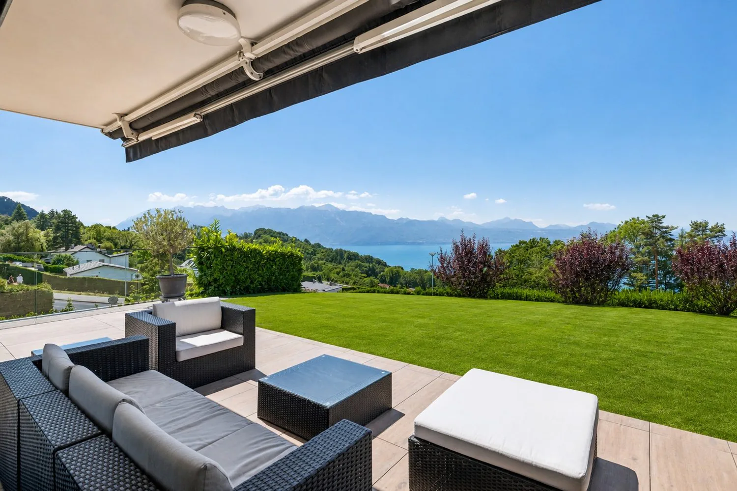 An exceptional apartment between sky and lake