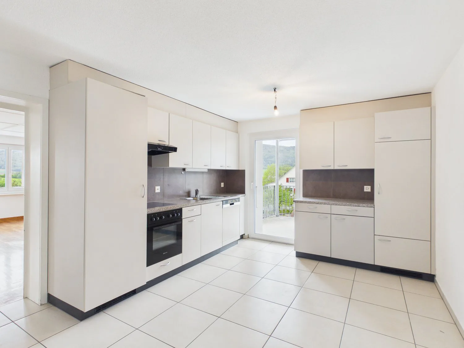 Geräumige 3.5-Zimmer-Wohnung mit Balkon in Boécourt