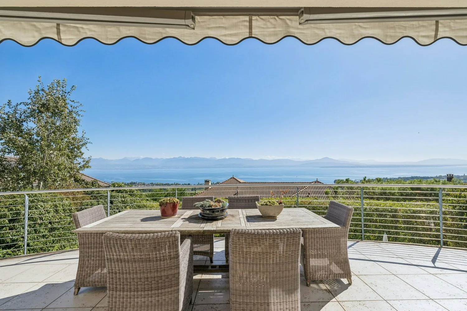 Individual villa between vineyards and lake
