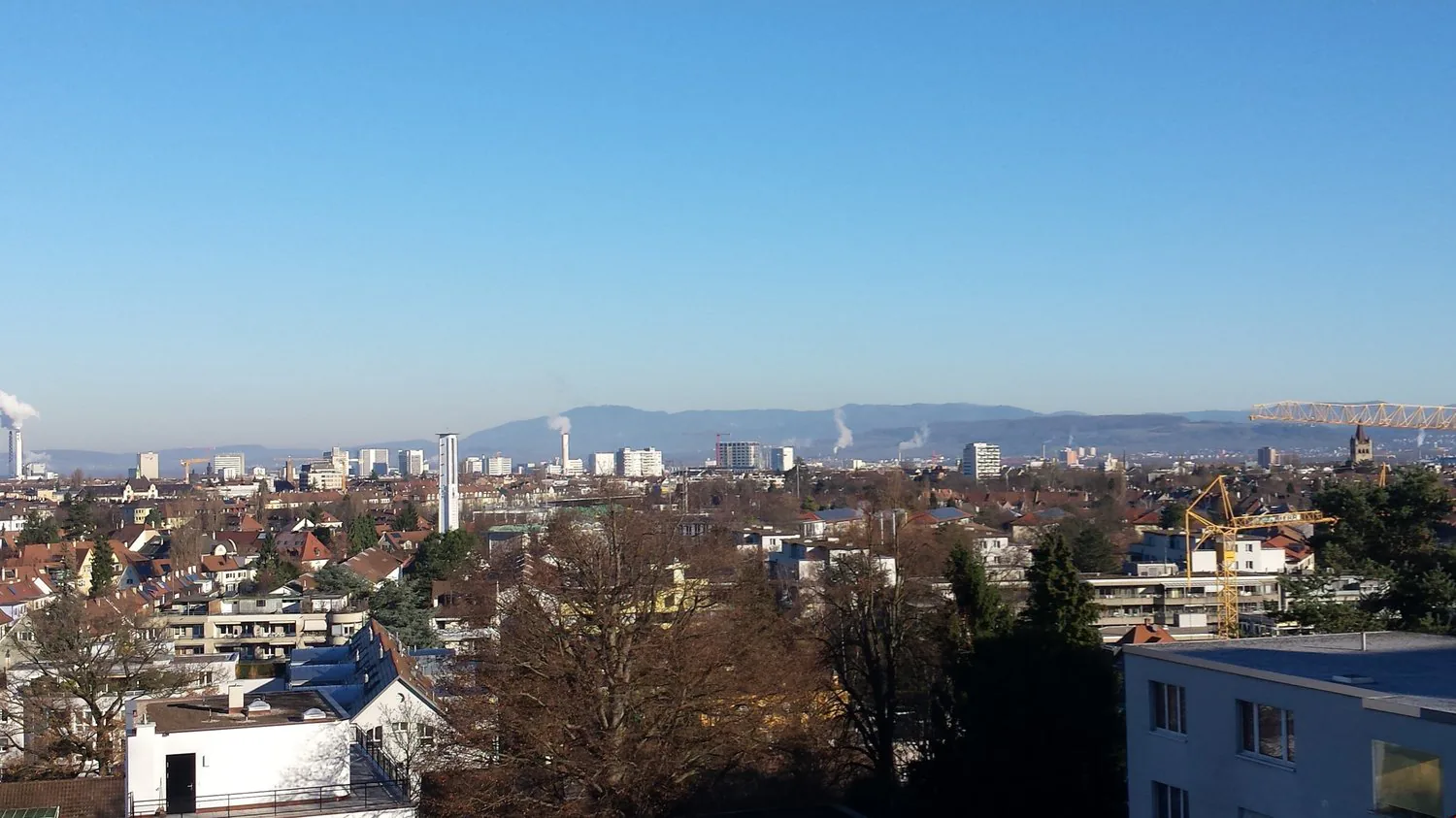 Charmant appartement de 3,5 pièces au dernier étage avec vue panoramique à Binningen
