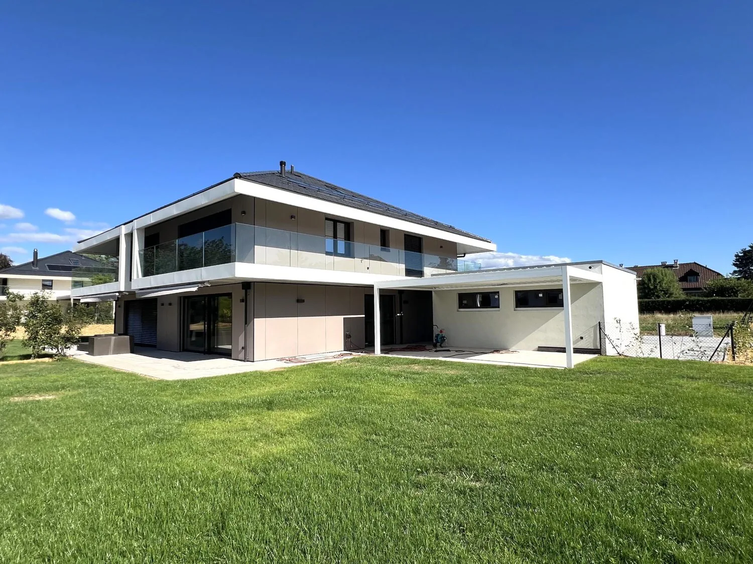 Bella casa a schiera nuova con 4.5 locali e ampio giardino privato