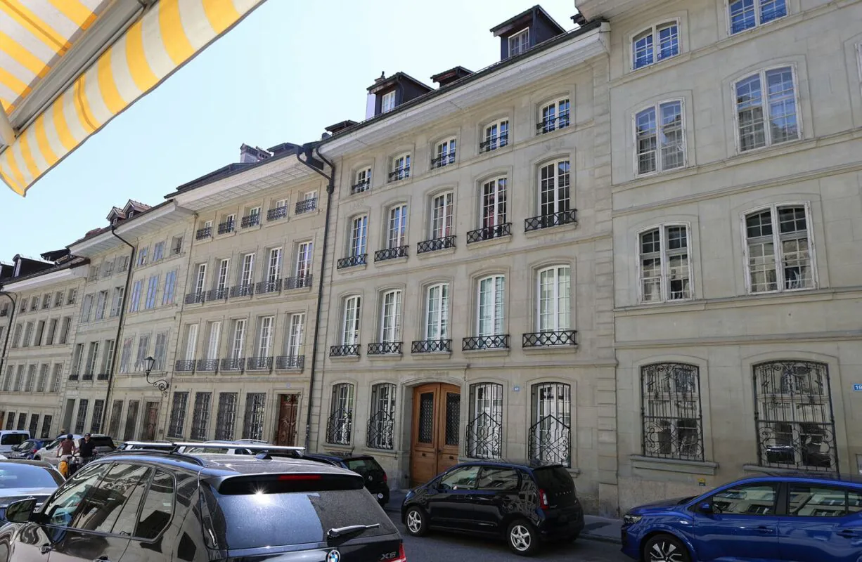 Ampio appartamento di 4 locali all'ultimo piano di un edificio storico