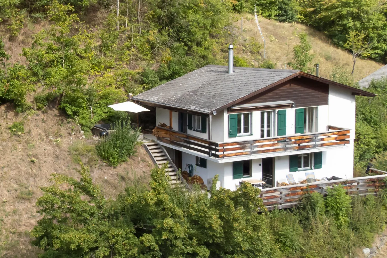 Chalet rénové et prêt à être occupé avec sauna et option d'achat d'un garage privé