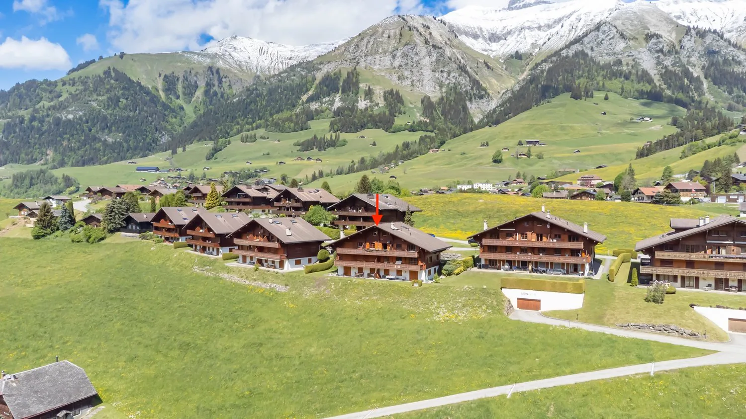 Duplex 5 pièces dans un endroit très calme et offrant une vue magnifique sur les montagnes.