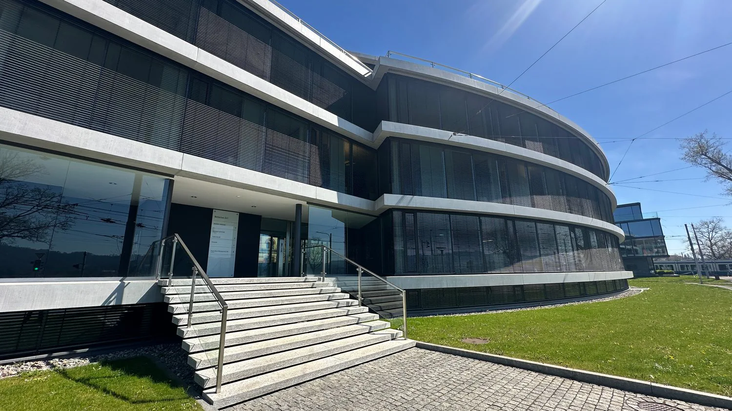 Bureaux entièrement aménagés avec vue sur le lac et excellente connexion aux transports en commun