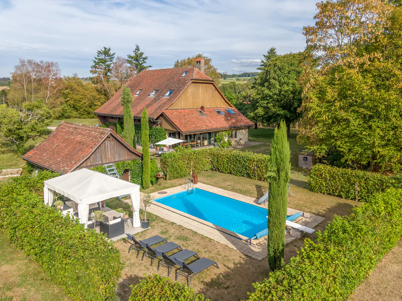 Einzigartig in der Romandie! Renovierte Farm mit Pool in landwirtschaftlicher Zone