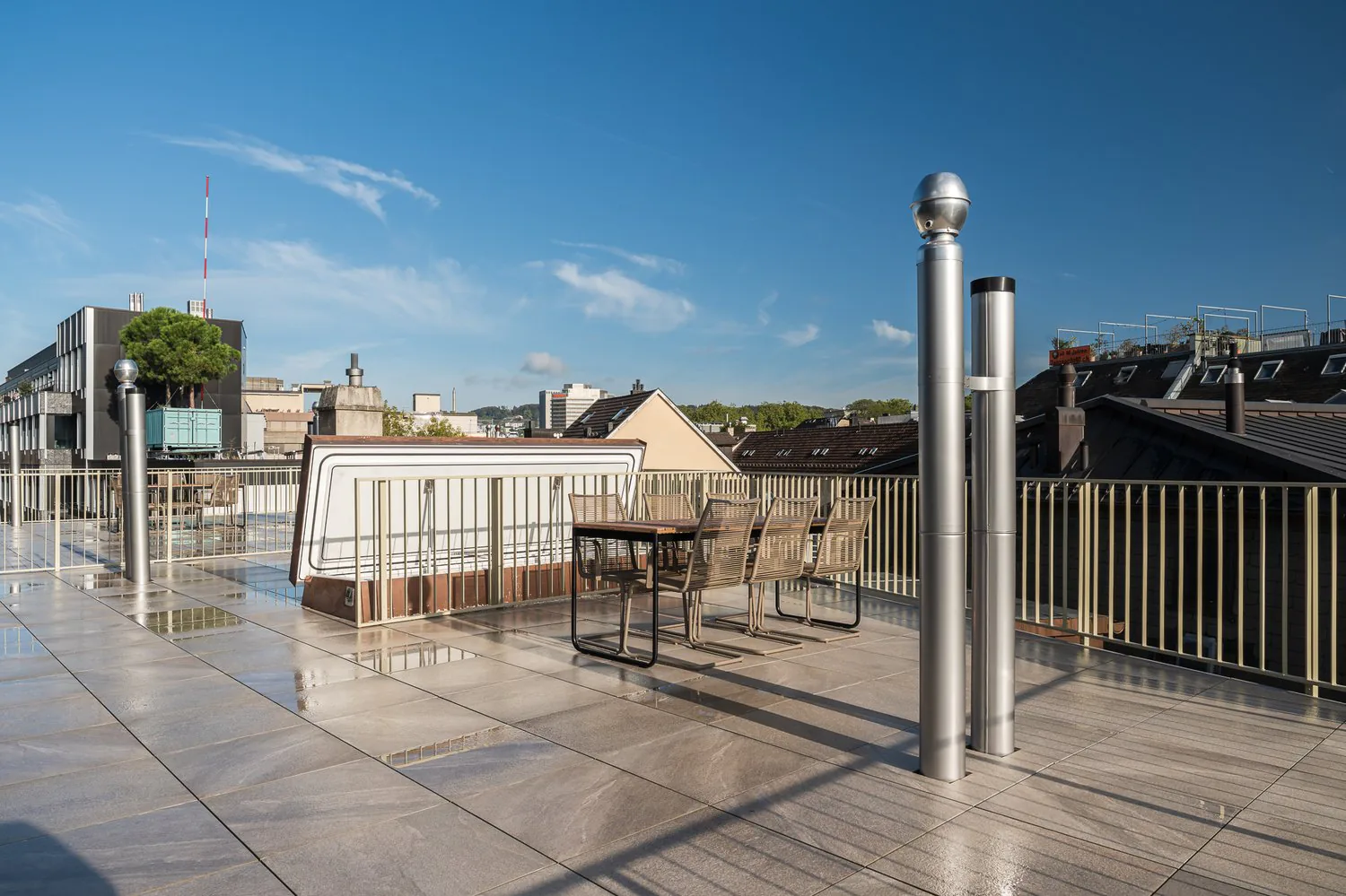 Furnished 2.5-room penthouse with large roof terrace in Zurich