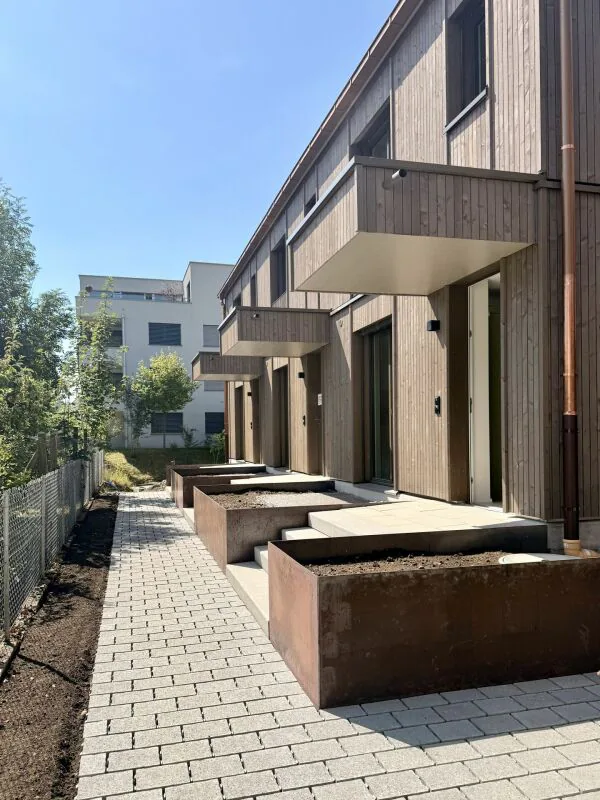Modernes Wohnen mit Galerie, Garten und eigener Tiefgarage (Mittelhaus)