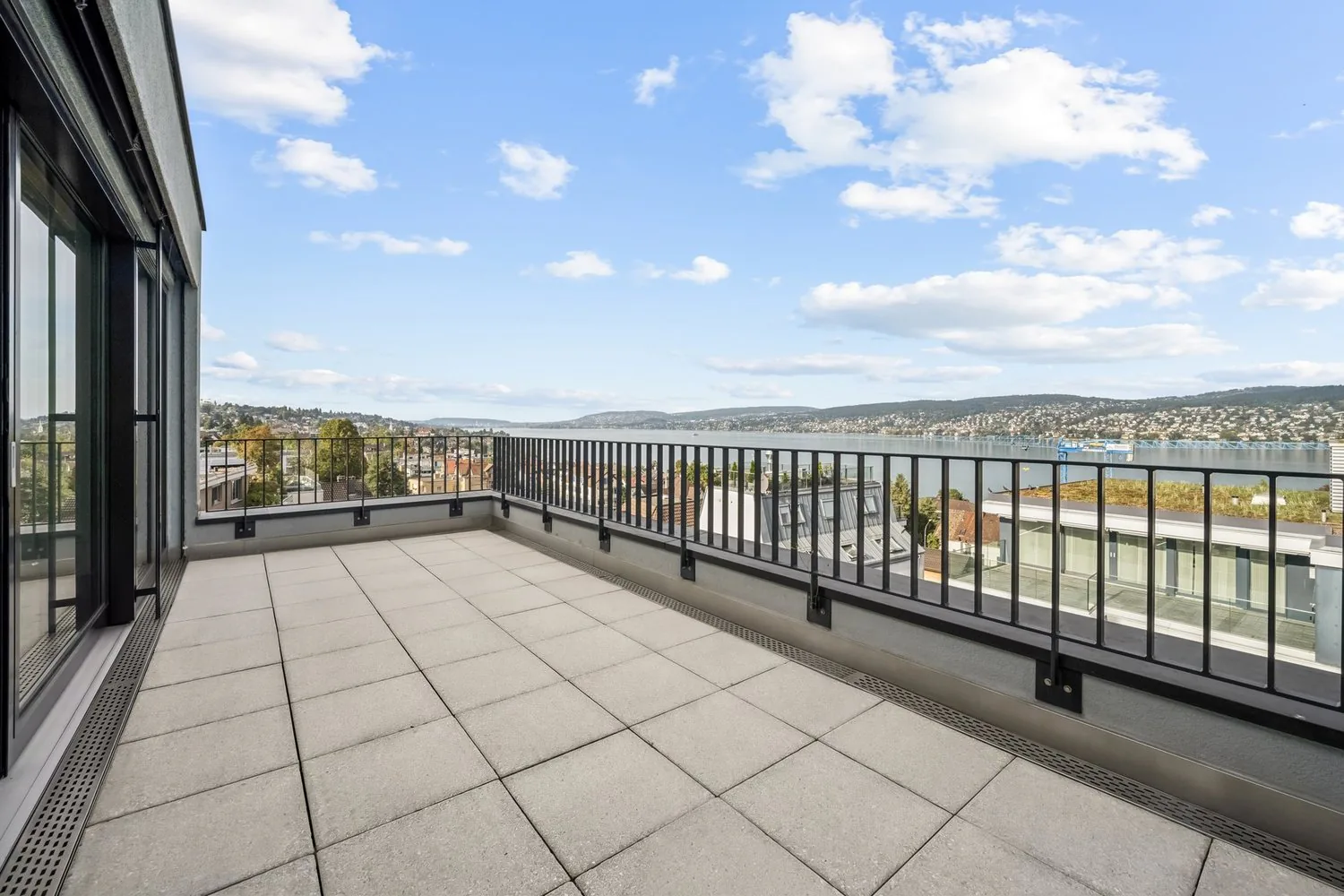 Appartement attique de rêve avec 3 terrasses et vue sur le lac dans le centre de Thalwil