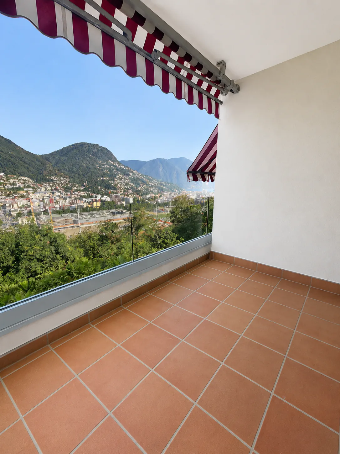 Elegantes 3.5-Zimmer-Wohnung mit 2 Terrassen, Seeblick, Autoabstellplatz und Parkplatz