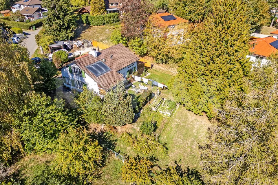 A property with multiple possibilities in a green environment