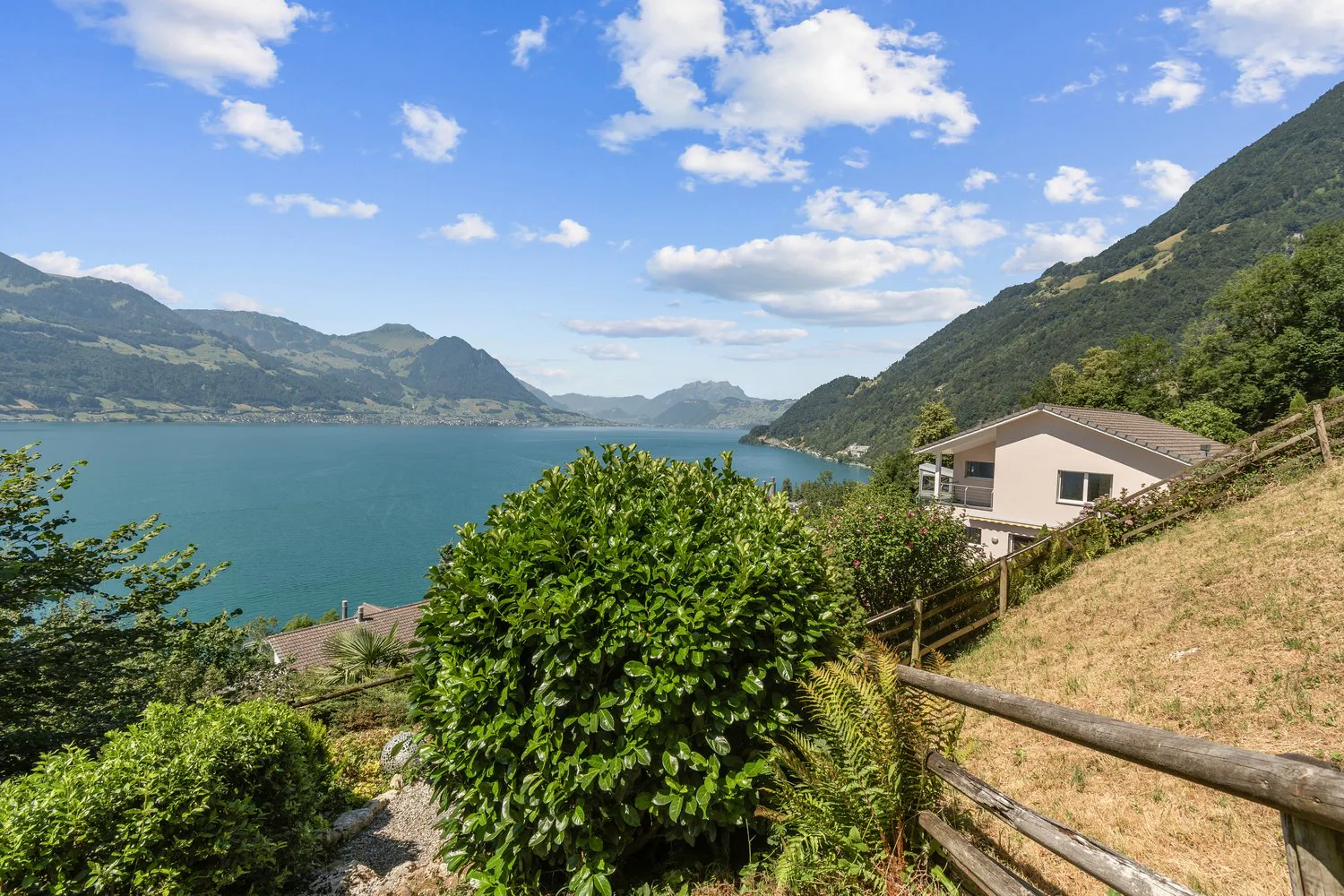Abitare da sogno con giardino enorme e vista incontaminata sul lago e le Alpi