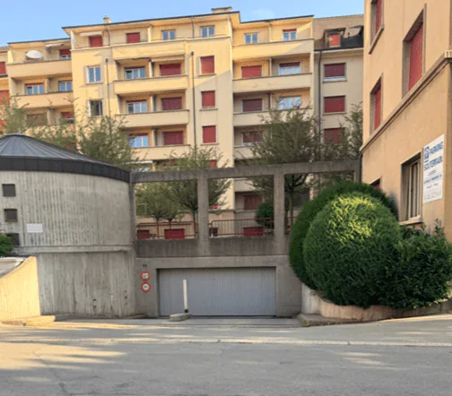 FRIBOURG - PARKPLÄTZE ZU VERMIETEN IM UNTERIRDISCHEN PARKHAUS - STRASSE